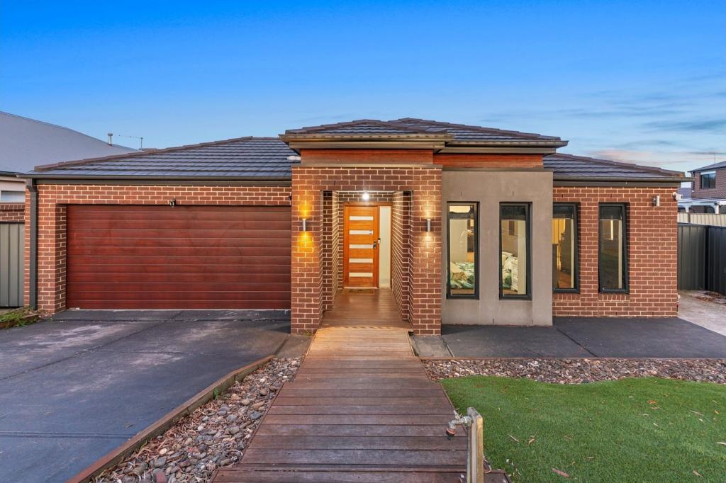 4 Half Moon Cres, Pakenham, VIC 3810