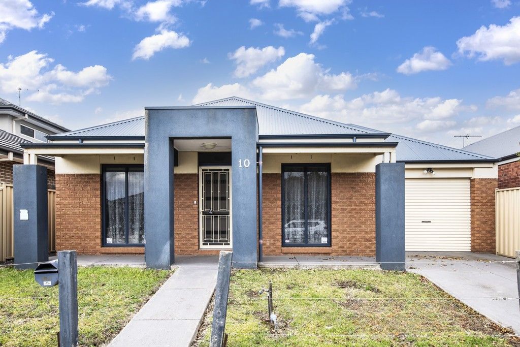 10 Beckett Cres, Caroline Springs, VIC 3023