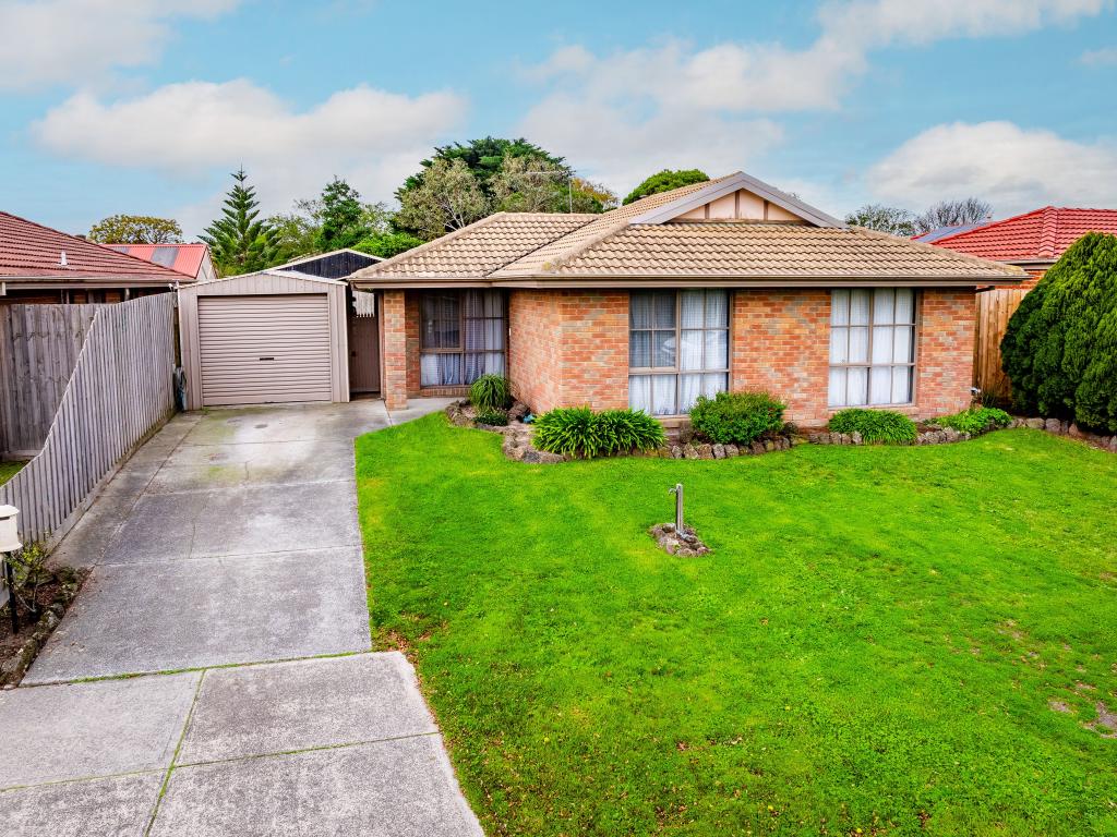27 Samantha Cres, Cranbourne North, VIC 3977