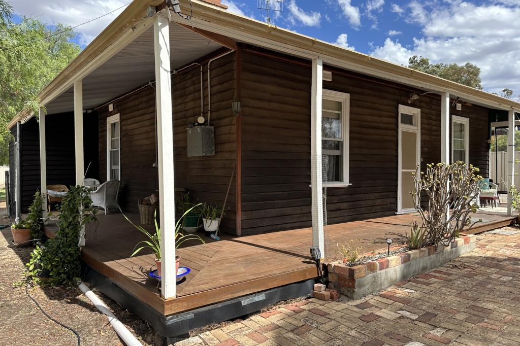 8 Janitor St, Broomehill Village, WA 6318