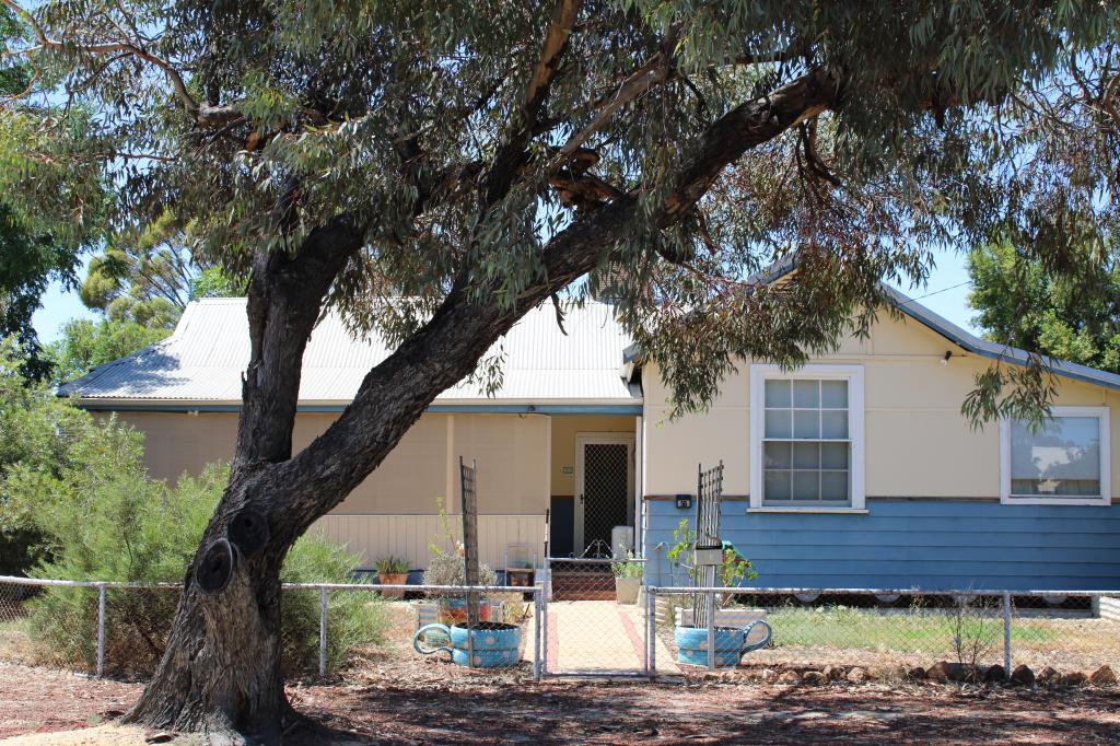 56 Coronation St, Merredin, WA 6415
