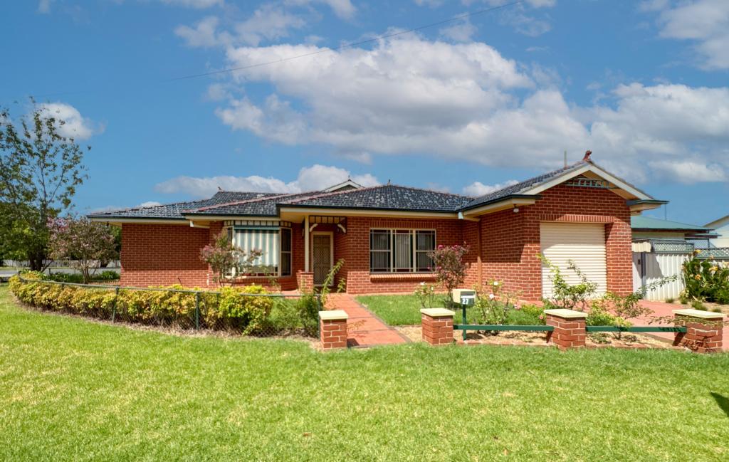 27 Battye St, Forbes, NSW 2871