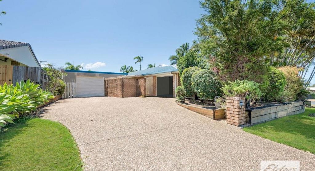 6 WALKER ST, CLINTON, QLD 4680