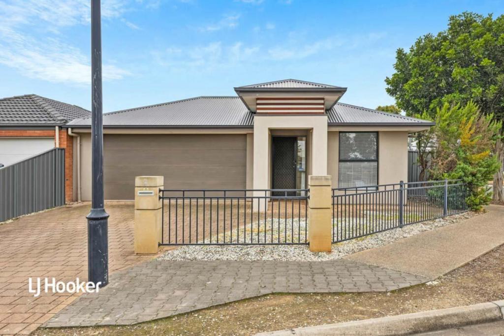 2 Lyons St, Andrews Farm, SA 5114