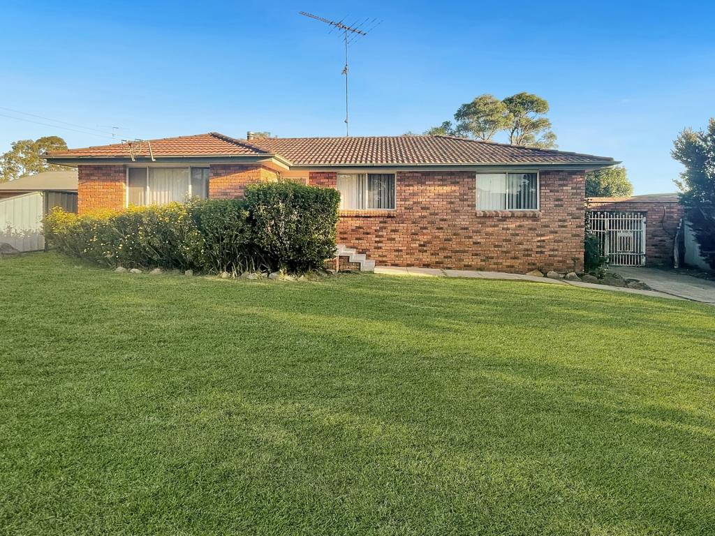 8 Glenbrook Pl, The Oaks, NSW 2570