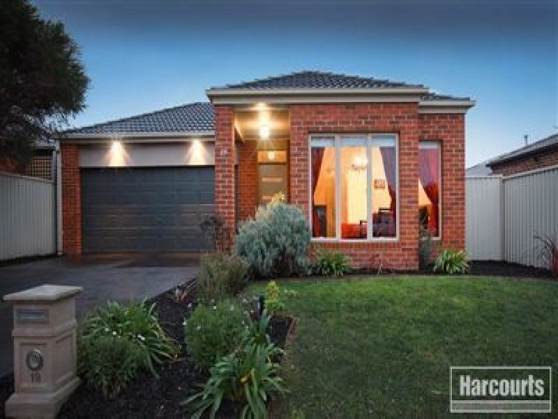 19 HONEYSUCKLE CL, PAKENHAM, VIC 3810