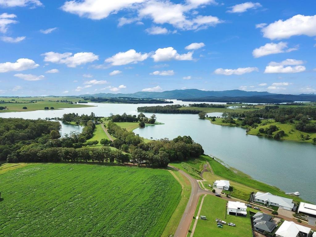 4 Waterfront Tce, Yungaburra, QLD 4884