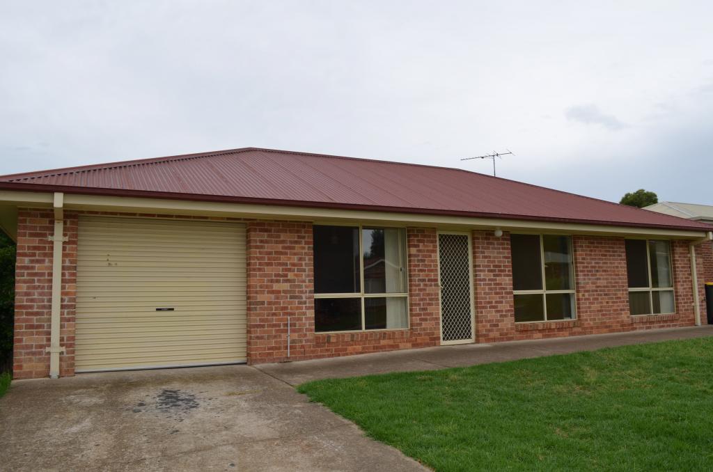 26 Pineview Cct, Young, NSW 2594
