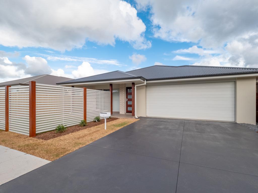 8 Graduation St, Thrumster, NSW 2444