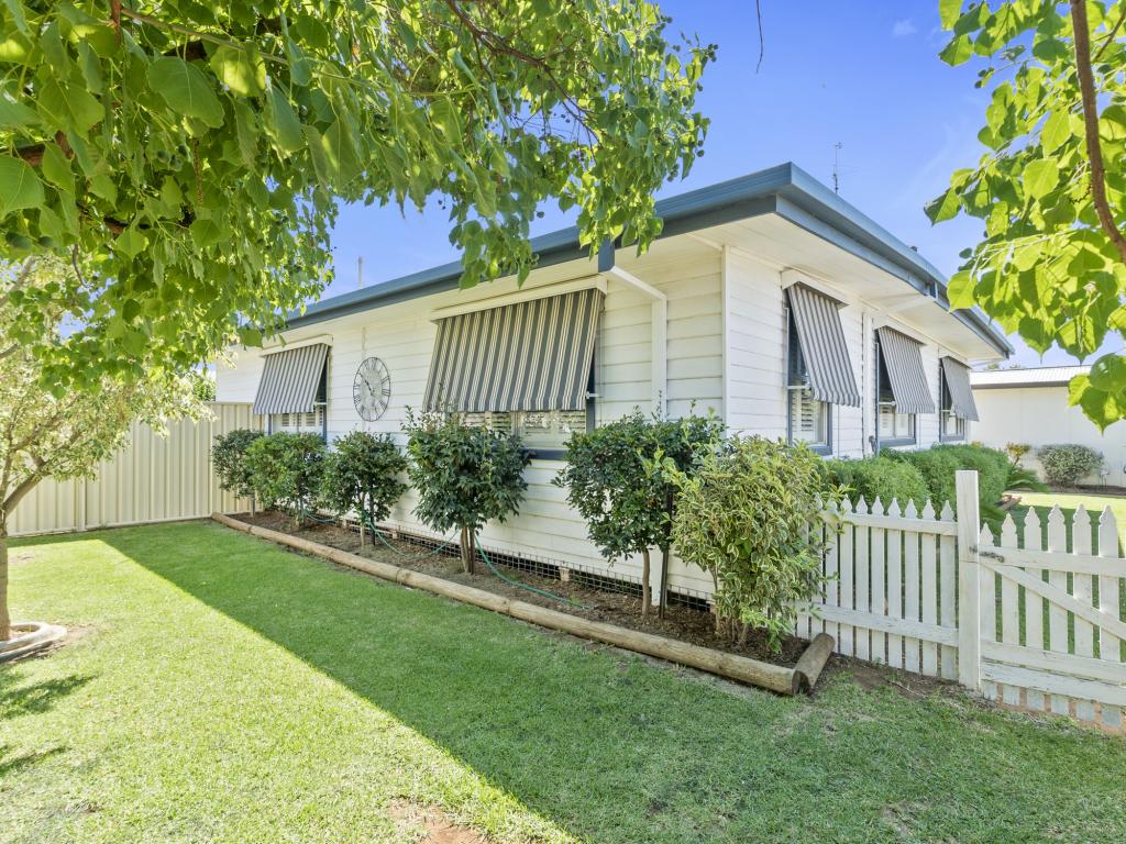 11 Scoullar St, Finley, NSW 2713