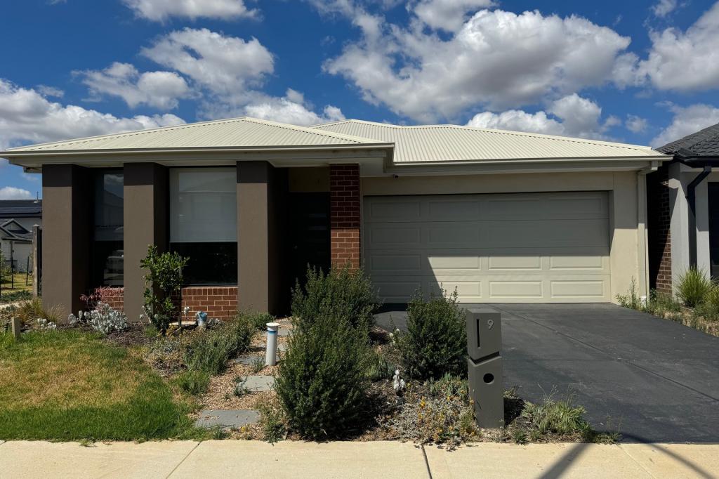 9 Athenaeum Ave, Clyde North, VIC 3978