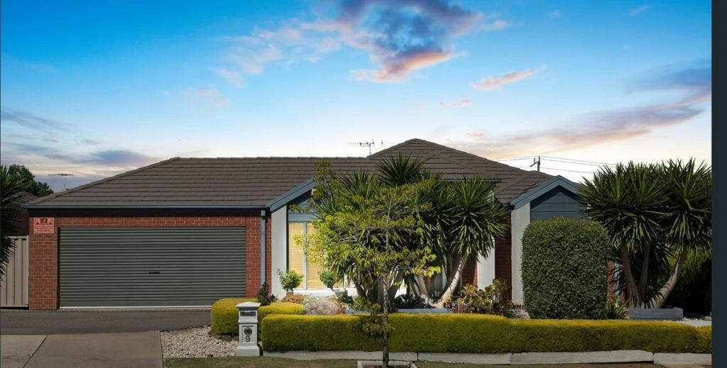9 Glen Drouitt Dr, Caroline Springs, VIC 3023