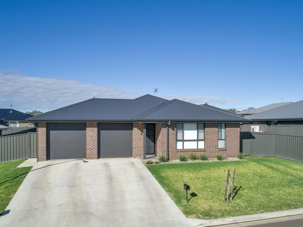 11-11a Evesham Cct, North Tamworth, NSW 2340