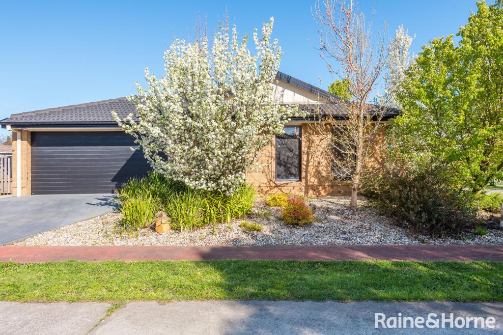 2/5 Hall Ct, Kyneton, VIC 3444