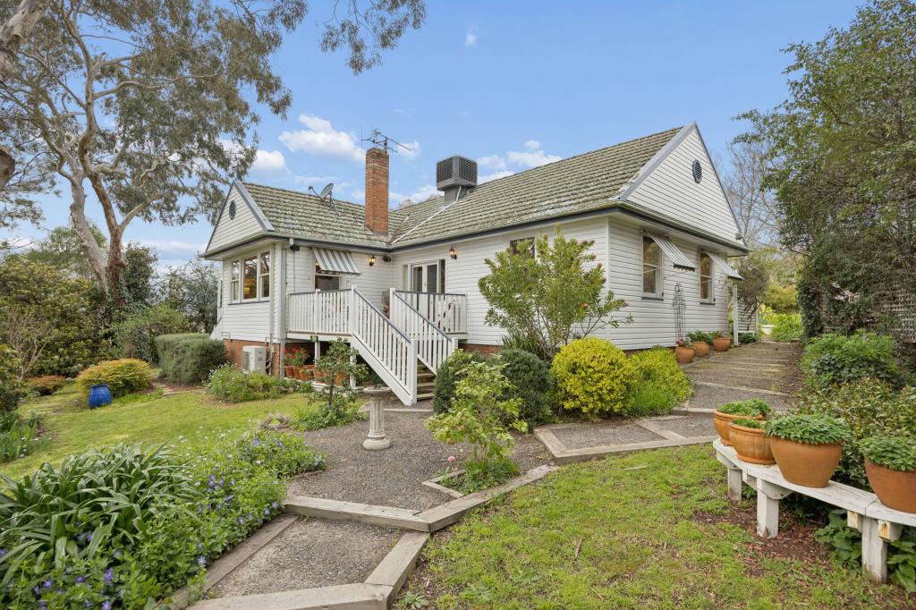 "Blue Gables",/22 Amaroo Pl, Yass, NSW 2582