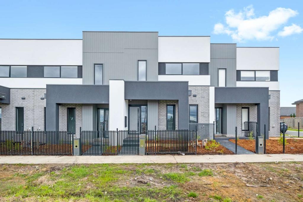 2 Vendeen Walk, Clyde North, VIC 3978