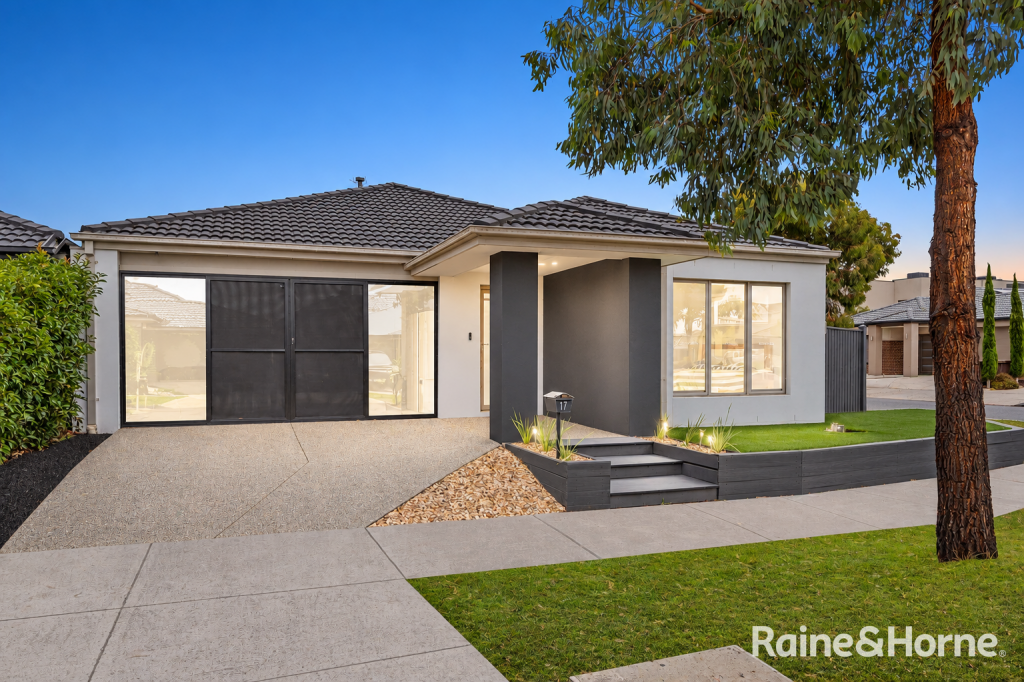 17 BEDFORD WAY, MICKLEHAM, VIC 3064