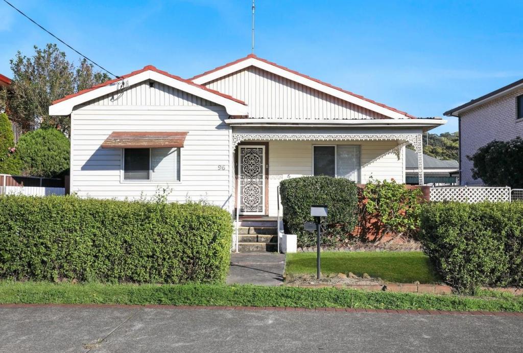 96 Gladstone Ave, Coniston, NSW 2500
