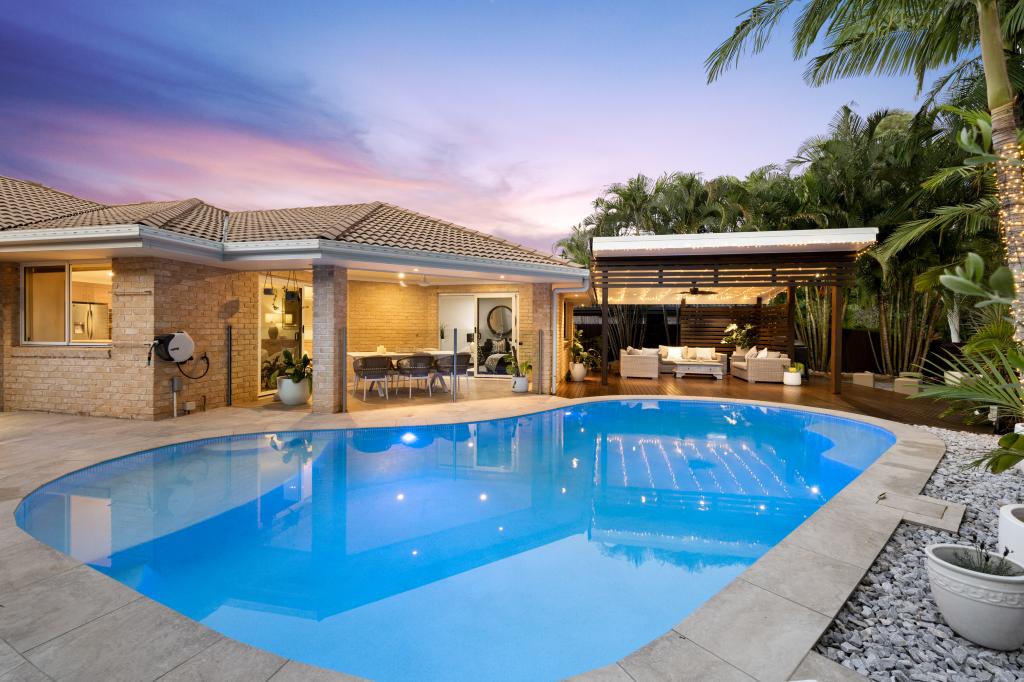 15 SANTAGIULIANA PDE, THORNLANDS, QLD 4164