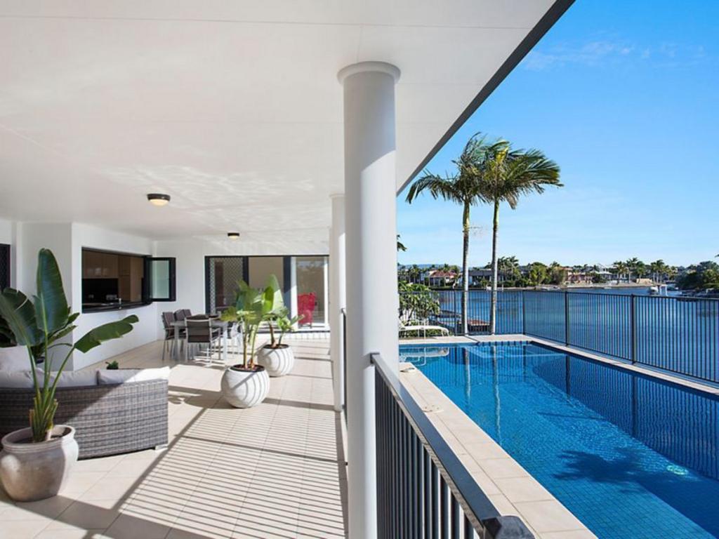 1 Karabella Ct, Mermaid Waters, QLD 4218
