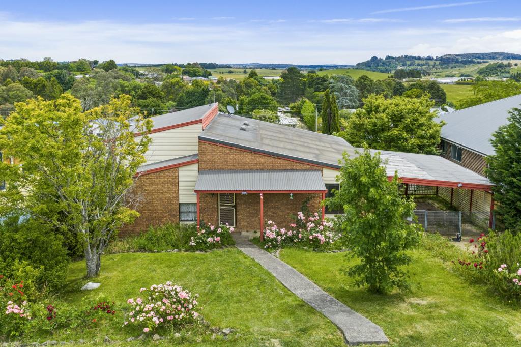 10 STANLEY TCE, MOSS VALE, NSW 2577