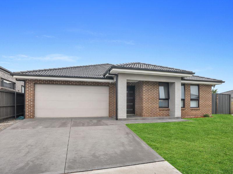 150 Rosedale Cct, Carnes Hill, NSW 2171