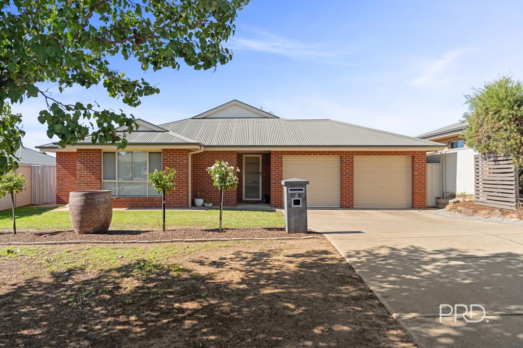 5 Dundale Cres, Estella, NSW 2650