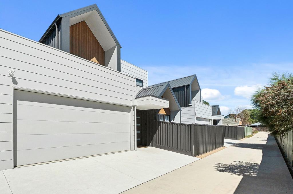 3/4 Highton Lane, Mansfield, VIC 3722