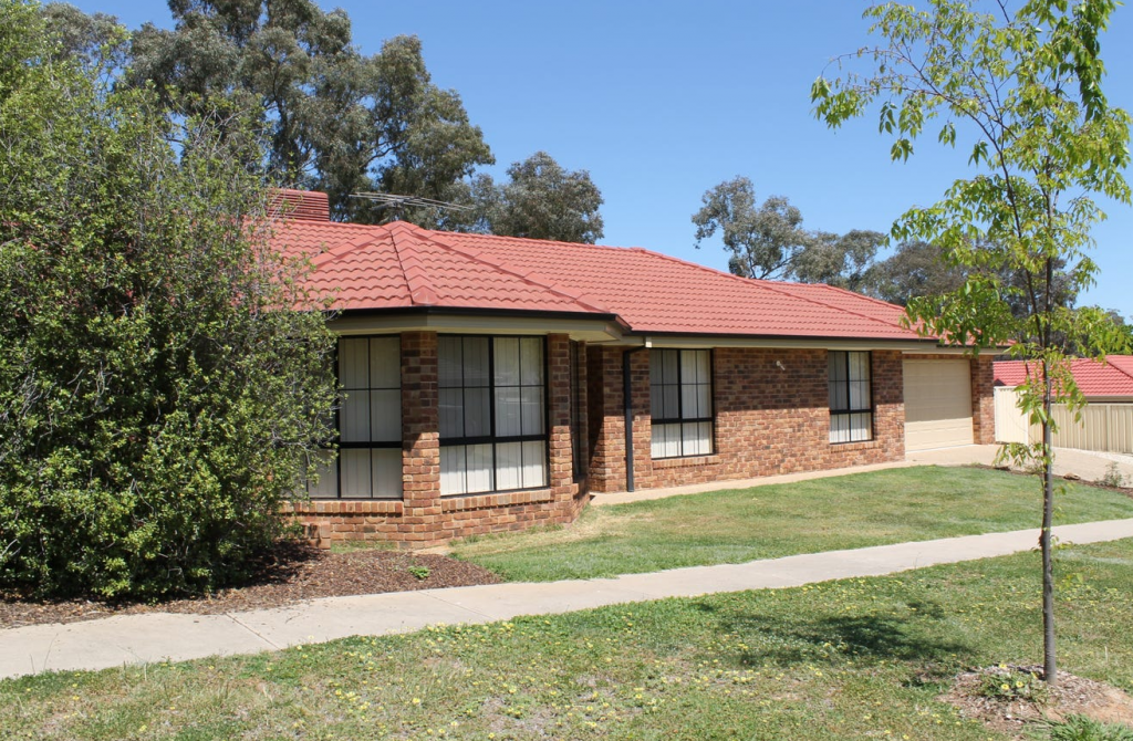 1 St Levans Pl, Lavington, NSW 2641