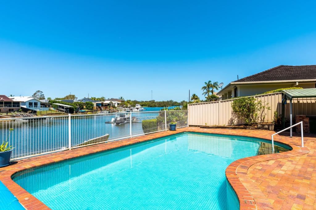1 CAPTAINS WAY, BANORA POINT, NSW 2486
