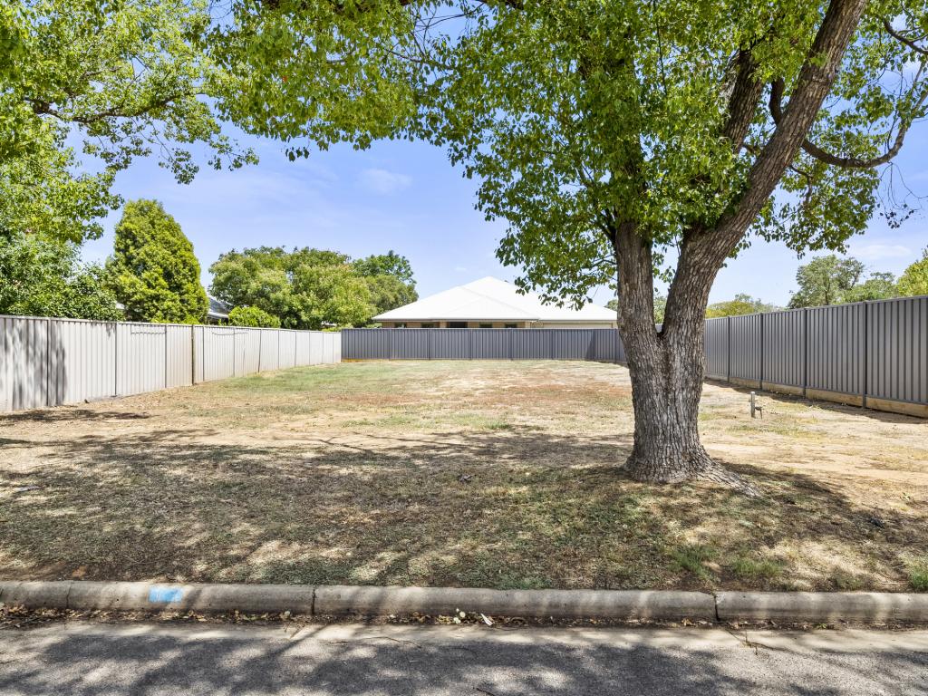 11 THOMPSON AVE, COBRAM, VIC 3644
