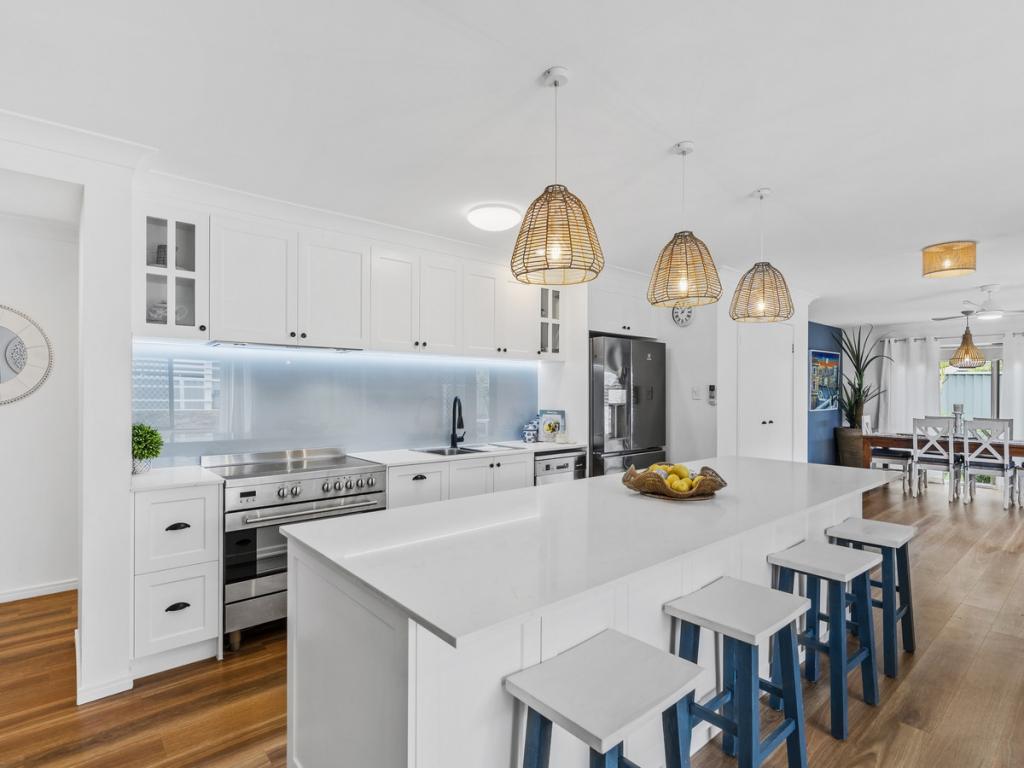 19 Tennant St, Pacific Pines, QLD 4211