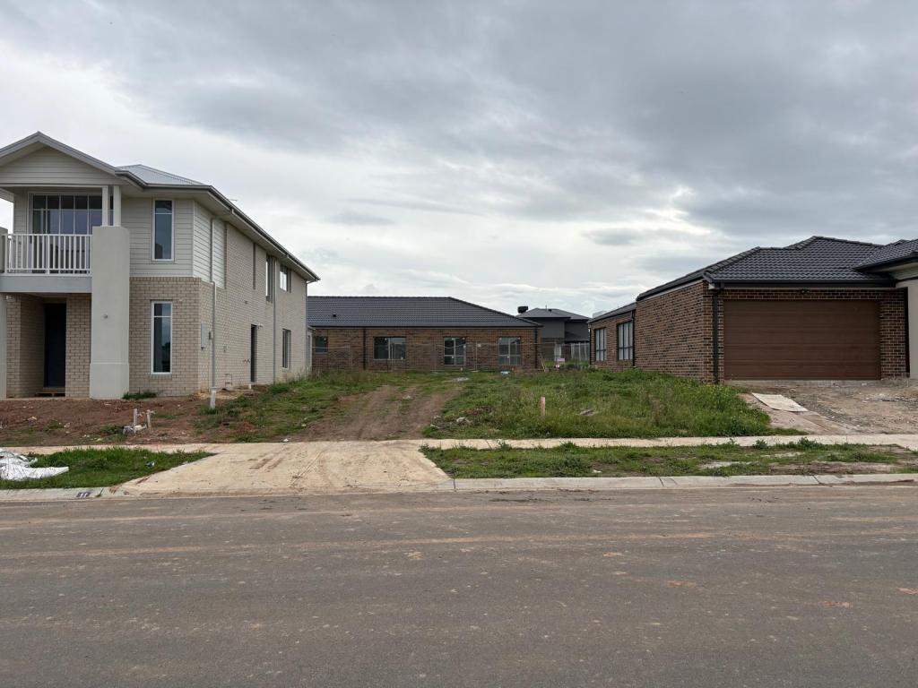 11 BARLOW ST, OFFICER, VIC 3809