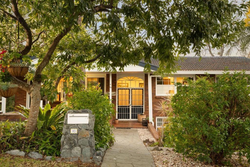 19 WOONALEE ST, KENMORE, QLD 4069