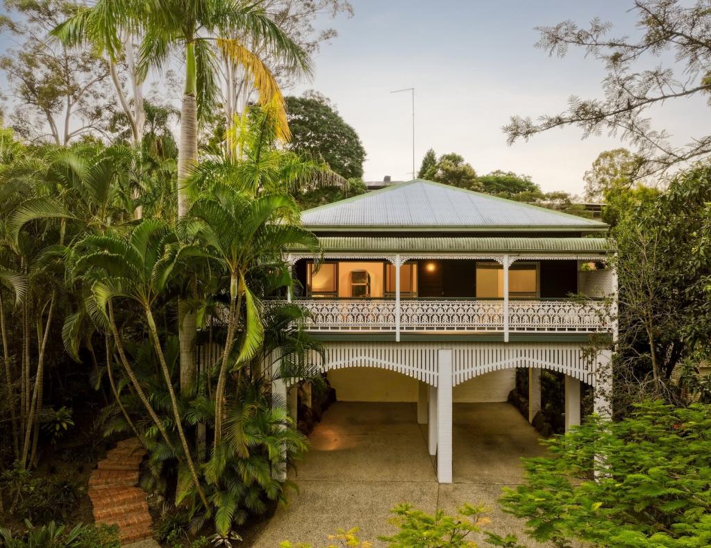20 Warrawong St, Chapel Hill, QLD 4069