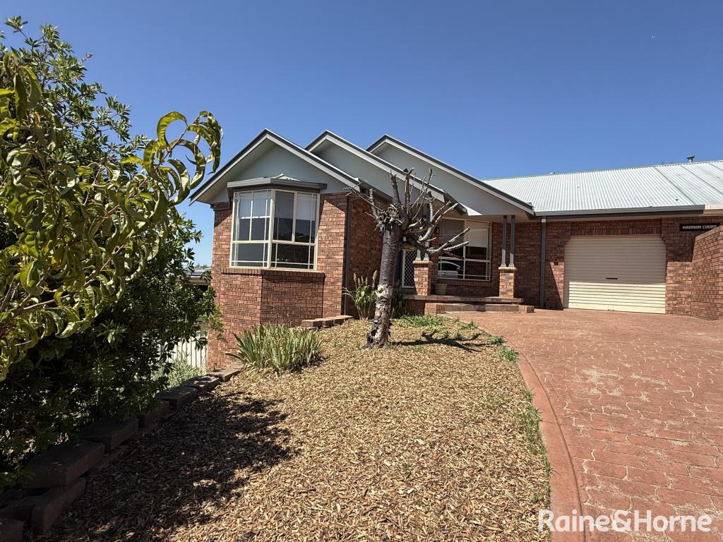 1/4 Madison Way, Orange, NSW 2800