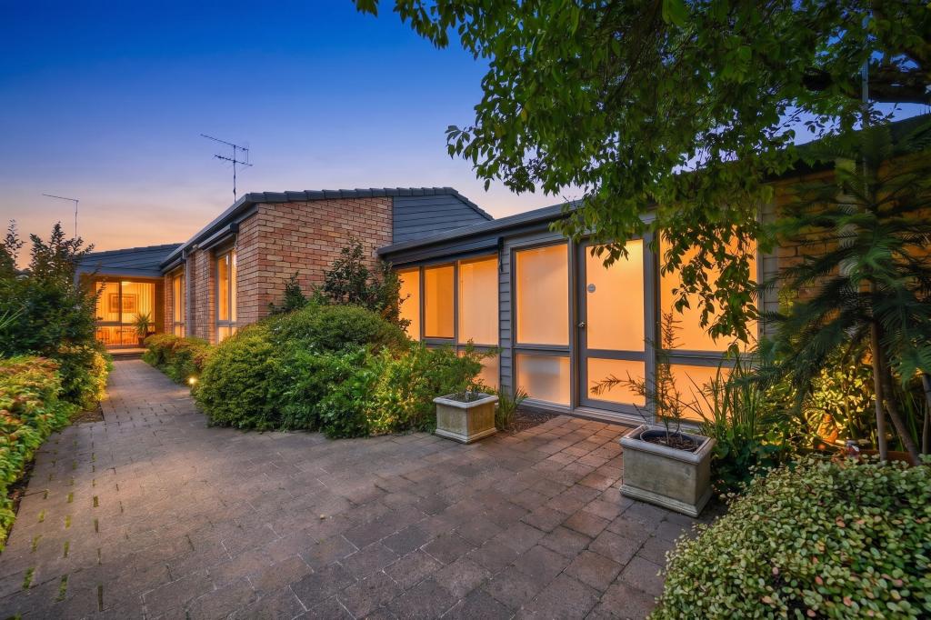 104 JOHN FAWKNER DR, ENDEAVOUR HILLS, VIC 3802