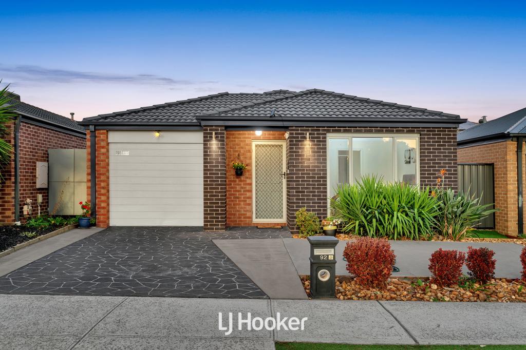 92 Wheelers Park Dr, Cranbourne North, VIC 3977