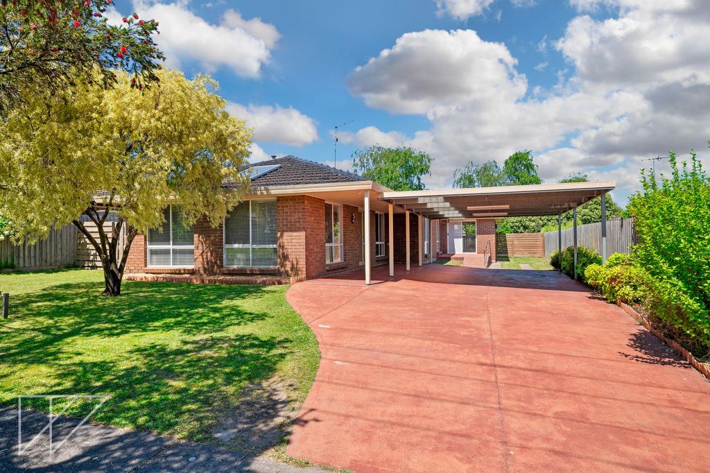 8 FORREST ST, DROUIN, VIC 3818