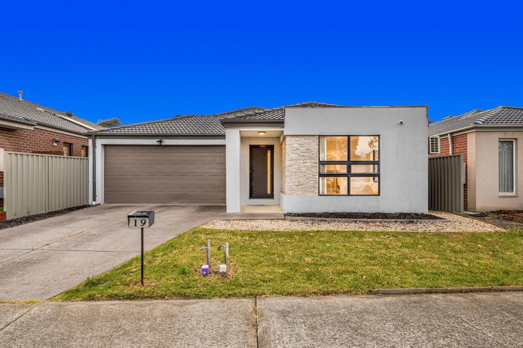 19 ARROW RD, CRANBOURNE EAST, VIC 3977