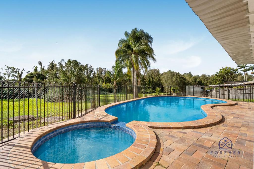 25 Meadow Brook Cres, Merrimac, QLD 4226