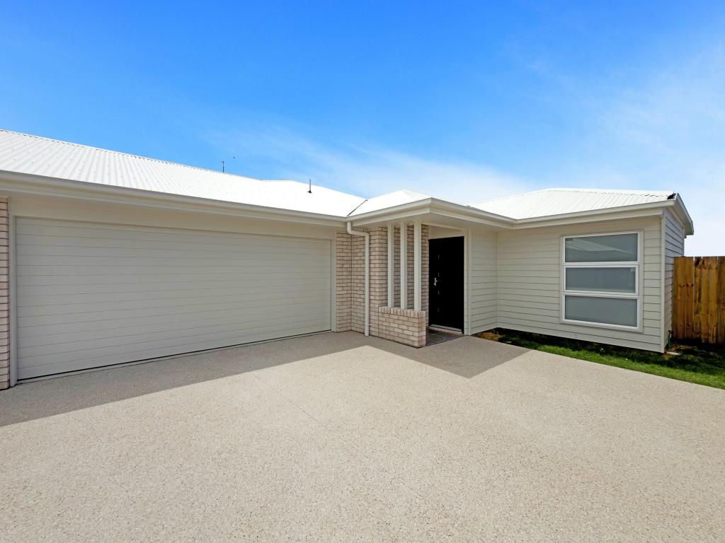 2/11 KEEL ST, BURRUM HEADS, QLD 4659