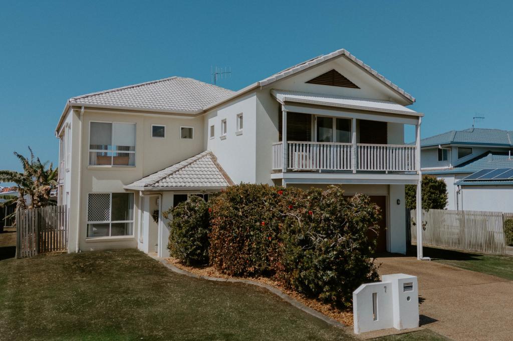 7 Robert John Cct, Coral Cove, QLD 4670