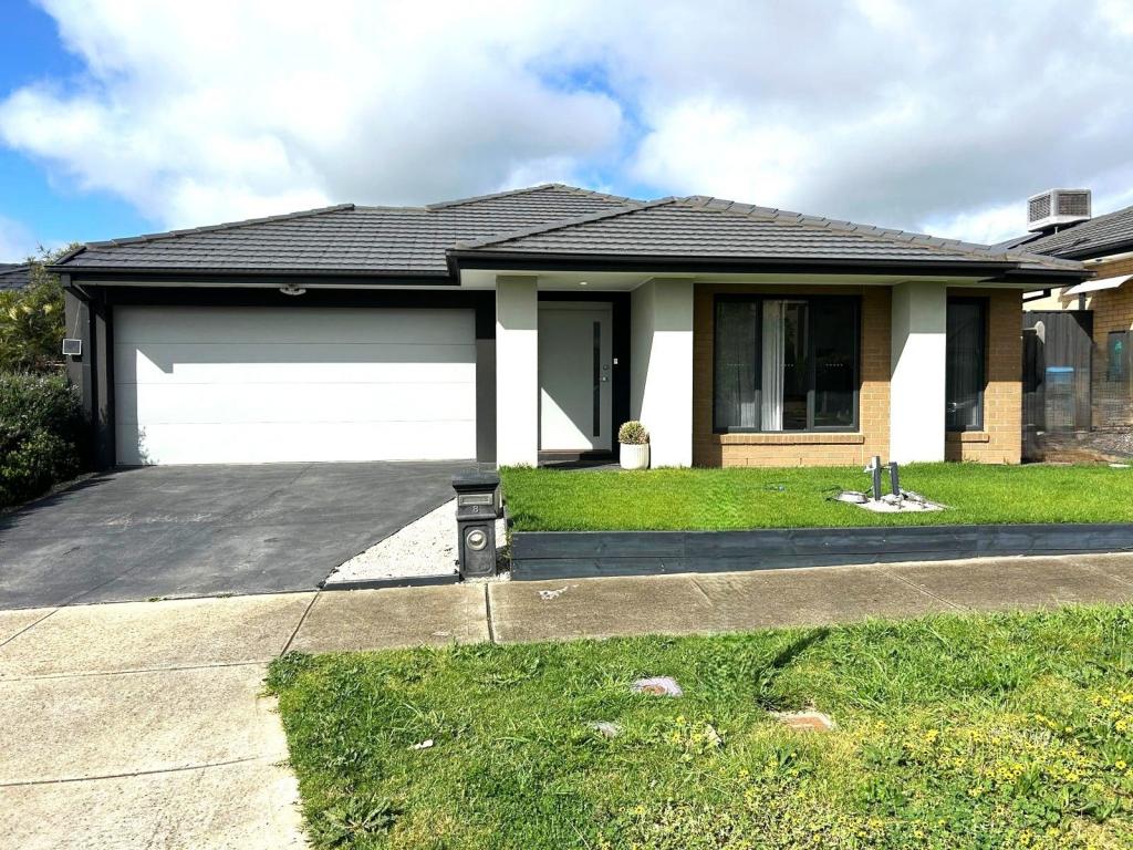 8 Galaxias Ct, Clyde North, VIC 3978
