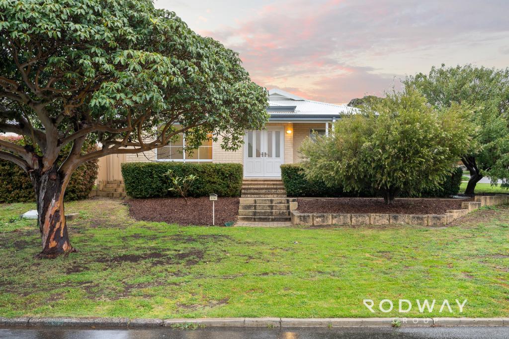 17a Woodley Cres, Melville, WA 6156