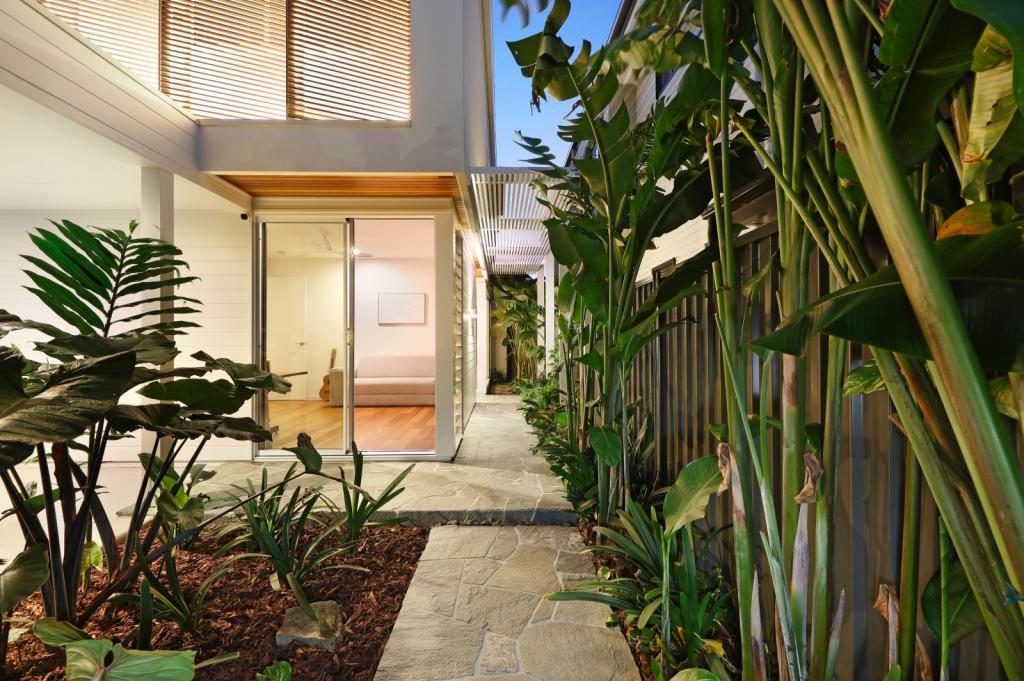 33 Dawn Pde, Miami, QLD 4220