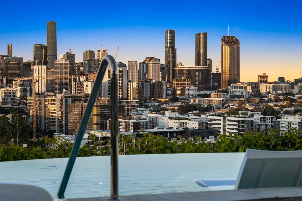 10201/600 CORONATION DR, TOOWONG, QLD 4066