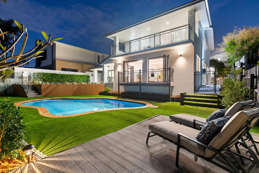 8 Clontarf Ave, Bundall, QLD 4217