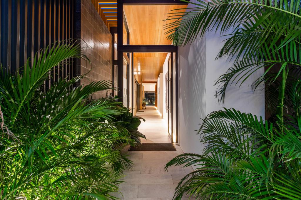 2230 Arnold Palmer Dr, Hope Island, QLD 4212