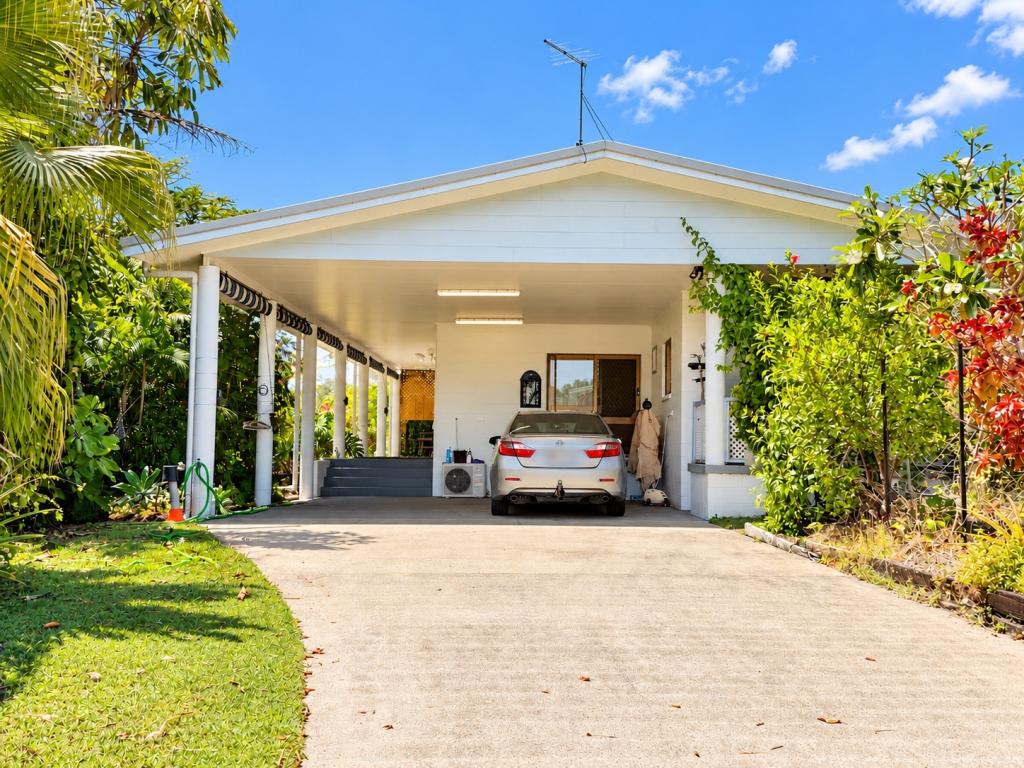 2 Casuarina St, Tully Heads, QLD 4854